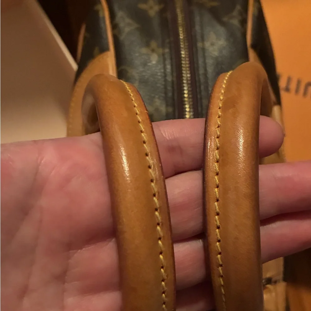 Louis vuitton really popular and stylish dueaville bag plenty of room perfect 😍